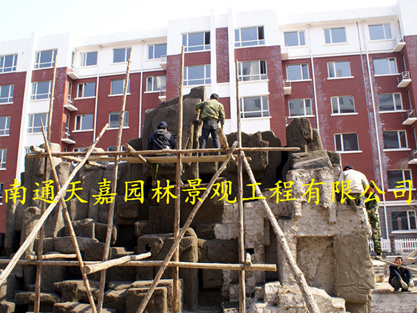 嘉隆欣苑小區(qū)塑木長(zhǎng)廊、假山、仿真榕樹(shù)大門(mén)等順利進(jìn)行
